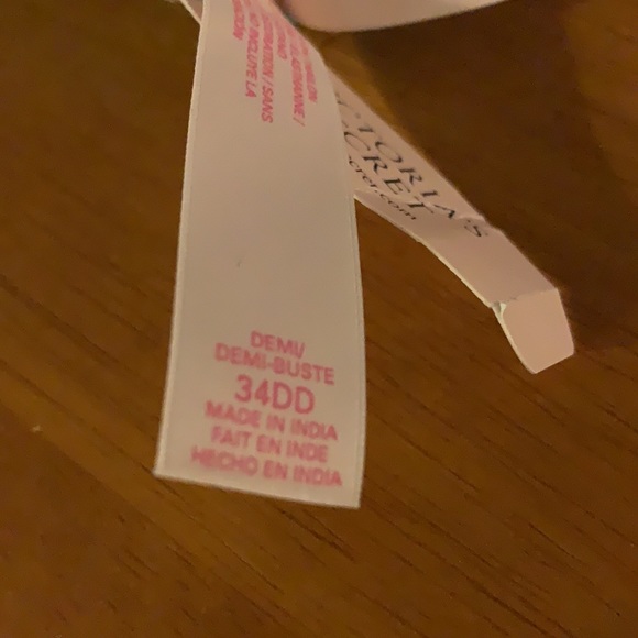 New Victoria Secret Bra 34DD - Picture 5 of 6